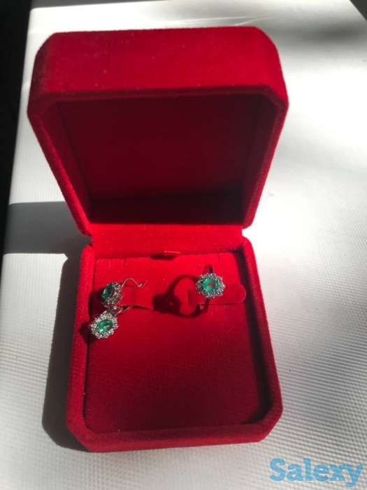 Золотой комплект с бриллиантом и изумрудом из кольца и серег, фотография 2