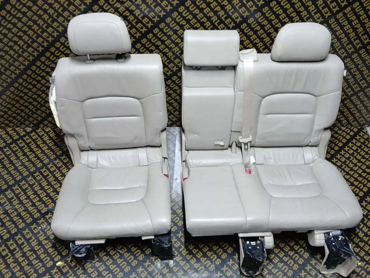 Второй ряд сидений Toyota Land Cruiser 200, фотография 1