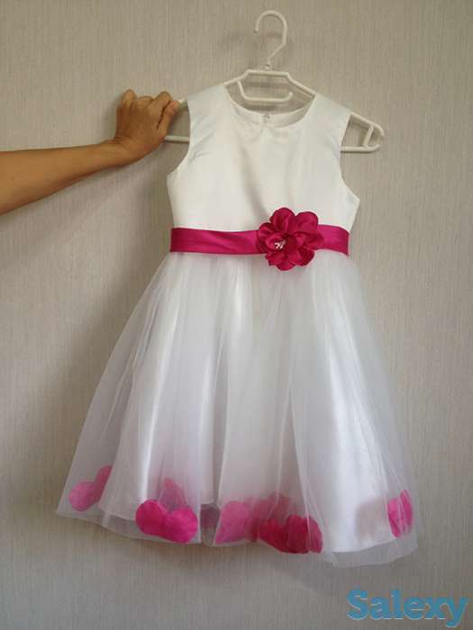 Платье нарядное белое с кремовым, детали цвета фуксии, недорого, фотография 2