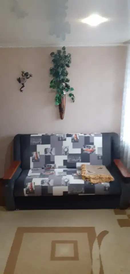 Диван в отличном состоянии двух спальный раздвижной. Покрывало по размеру прелагается вместе. Внизу два ящика., фотография 1