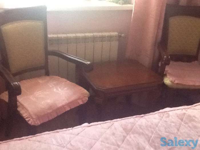 Кресла - стулья с журнальным столиком из красного дерева, Польша, фотография 1