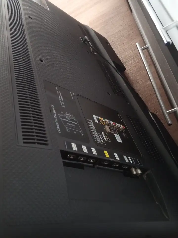 Продаю телевизор на запчасти, город Шахтинск.Телевизор хороший, единственное это не сильно повреждён экран., фотография 3