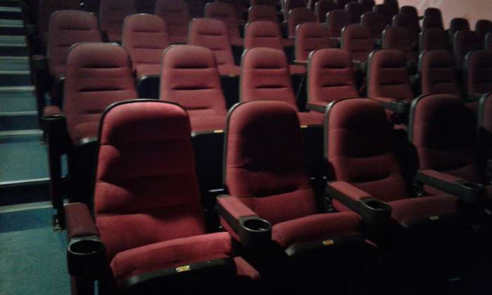 Продаем БУ кресла для кинотеатра красные и синие 230 шт. по 4 000 тенге за ед., фотография 1