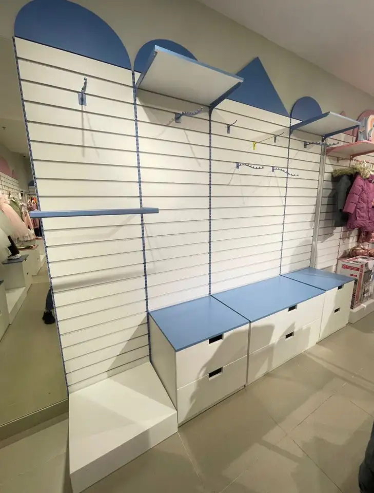 Торговое оборудование для магазина одежды. Пристенный стеллаж, фотография 2