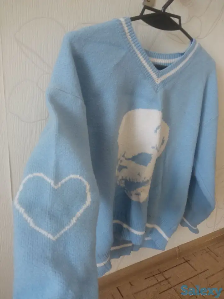 Продам голубой свитер с рисунком черепа, фотография 2