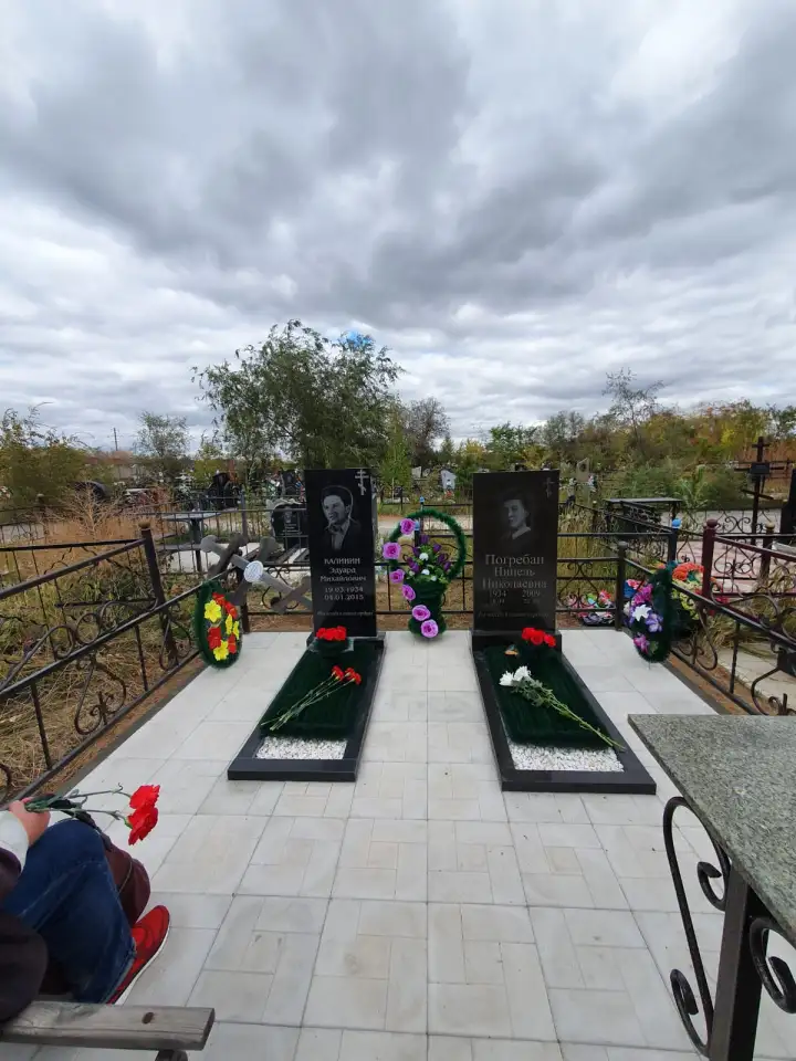 Уход за могилами на кладбище, фотография 2