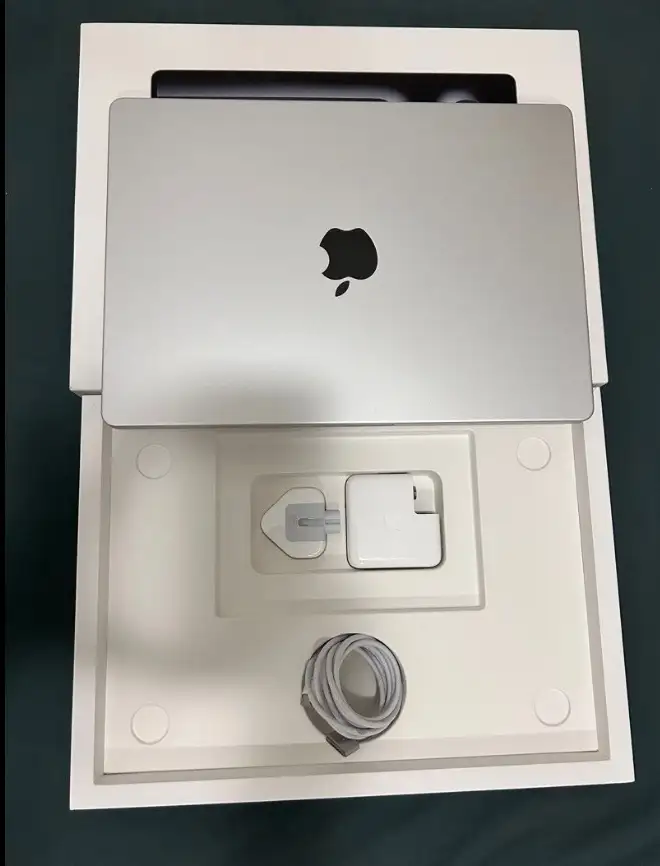 Apple Macbook Pro M3 14 дюймов 512 ГБ серебристый, фотография 3