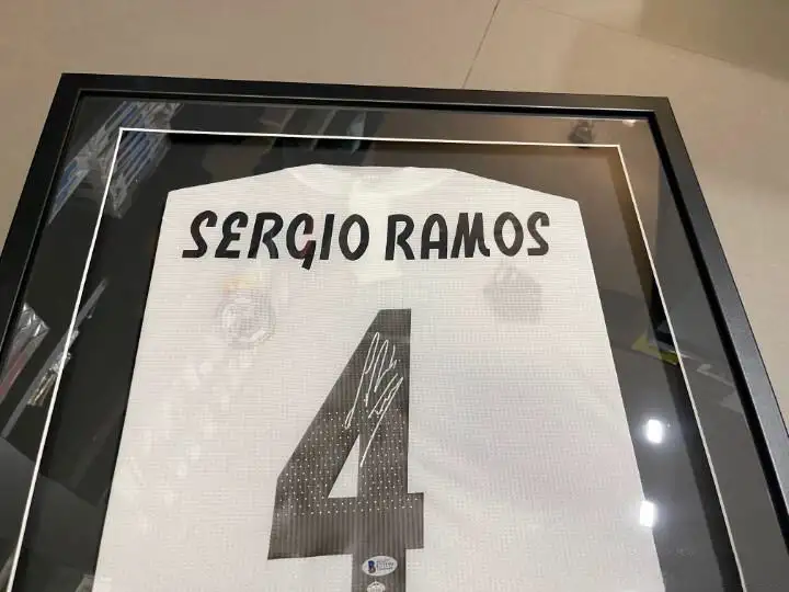 Футболка ФК «реал Мадрид» с автографом Серхио Рамоса сезон 2018-19, фотография 3