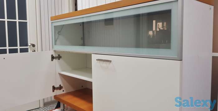 Продам красивую 3-х секционную тумбу со стеклянной поверхностью и  горизонтальной дверцей, фотография 2