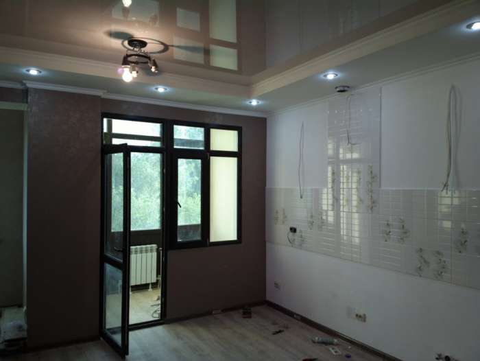 Замена электропроводки. Штукатурка. Левкас. Галтели. Покраска. Прокатка. Обои. Розетки. Ламинат. Линолеум.Плинтуса., фотография 7