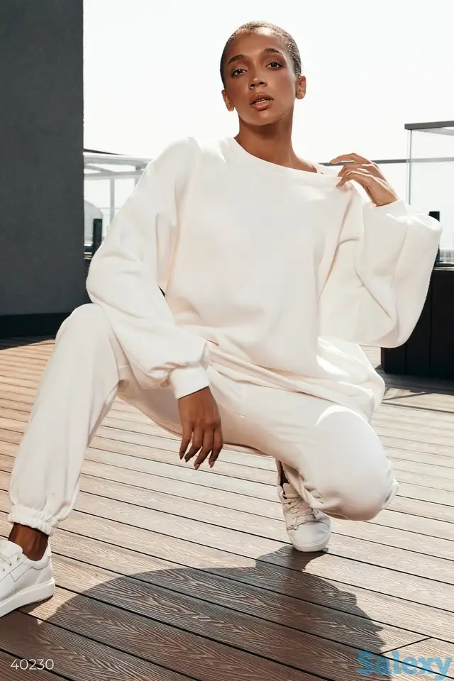 Белый костюм с удлиненным свитшотом, фотография 1