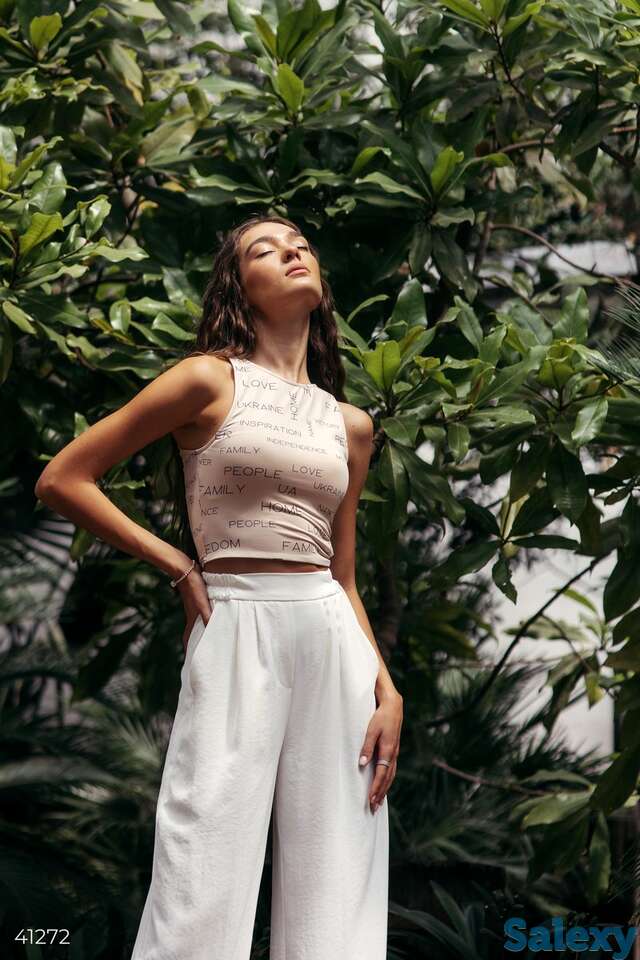 Бежевый кроп-топ с принтом 