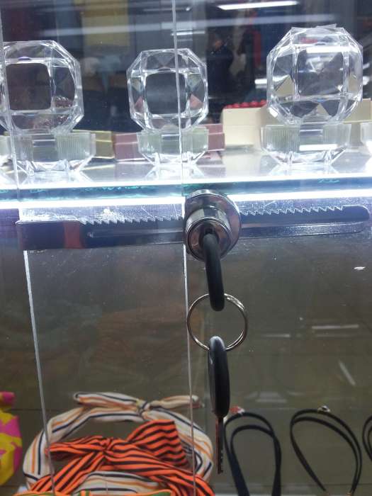 Срочно продам стеклянные витрины с освещением, фотография 3