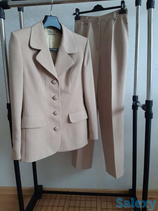 Бежевый костюм для офиса или университета, фотография 6