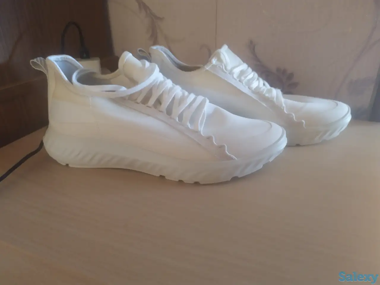 Продам кроссовки , белого цвета , были куплены в Израиле ,реальная цена 300$, фотография 3