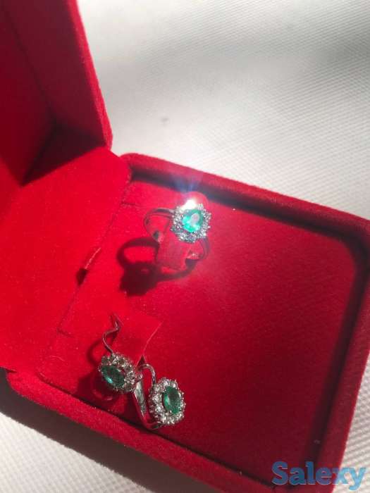 Золотой комплект с бриллиантом и изумрудом из кольца и серег, фотография 3