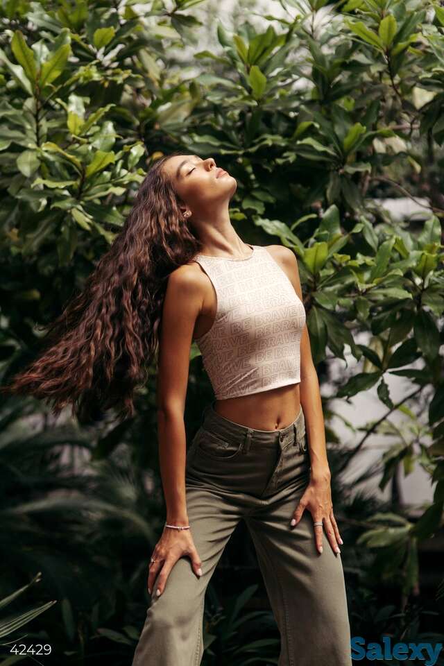 Кроп-топ с дизайнерским принтом 