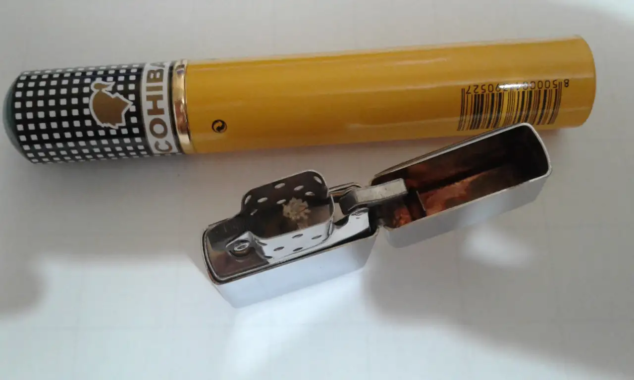 Коллекционная бензиновая зажигалка Cohiba 2006 г., фотография 3
