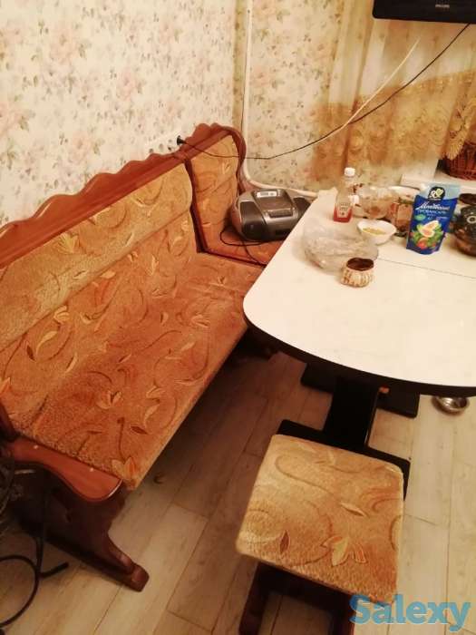 Кухонный стол с угловым диваном, фотография 1