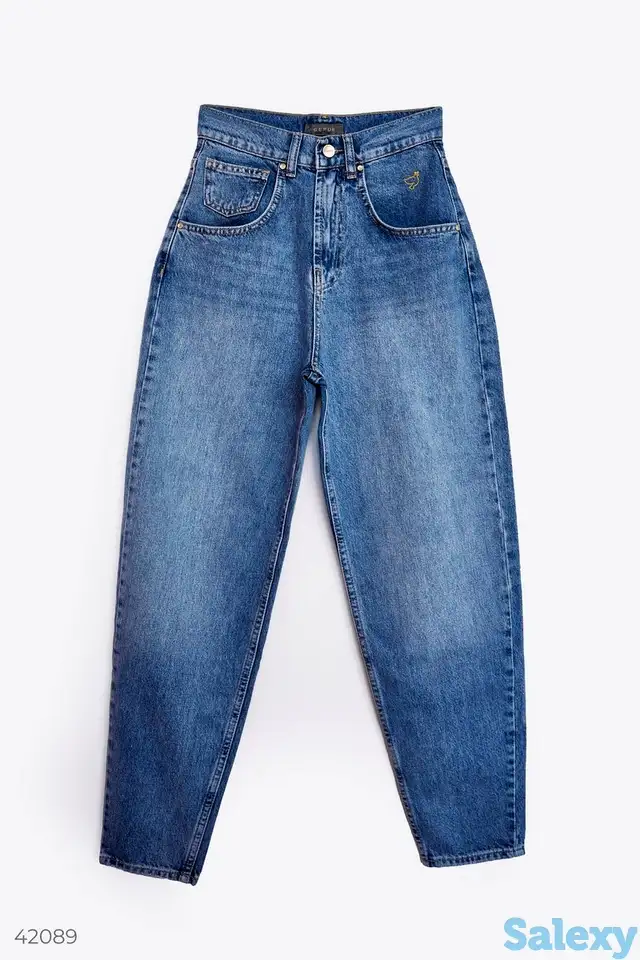 Джинсы голубого цвета с символом мира, фотография 1