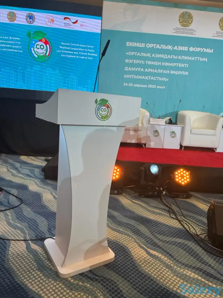 Спич-трибуна, кресла, тумбы белого цвета в арнеду, фотография 1