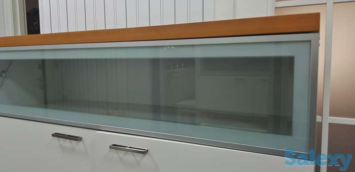 Продам красивую 3-х секционную тумбу со стеклянной поверхностью и  горизонтальной дверцей, фотография 4