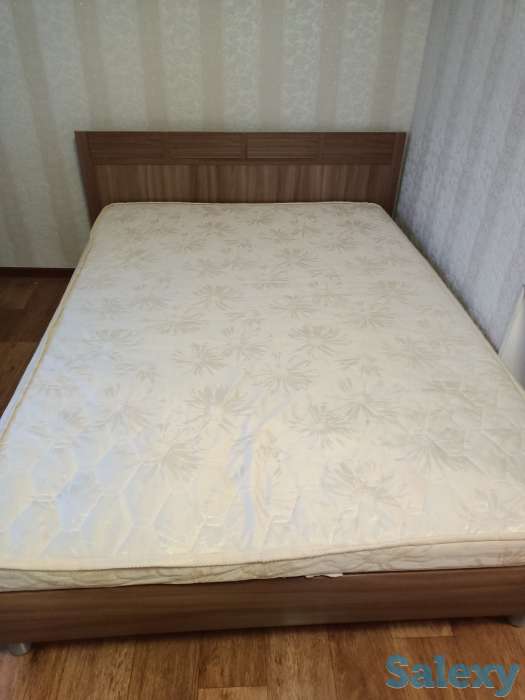 Продам двуспальную кровать б/у с матрасом, фотография 2