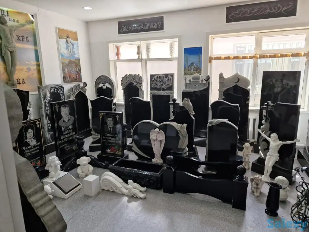 Памятники и надгробия, фотография 1