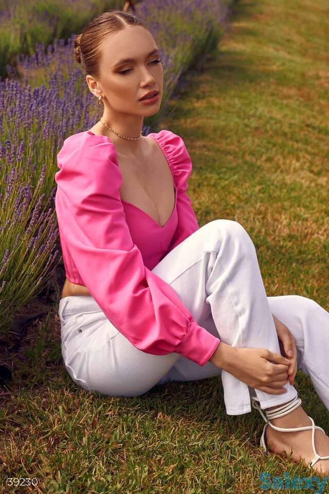 Малиновый топ с фигурным вырезом, фотография 2