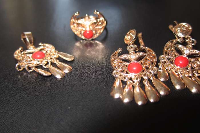 Бижуте́рия — украшения из недорогих материалов. , фотография 5