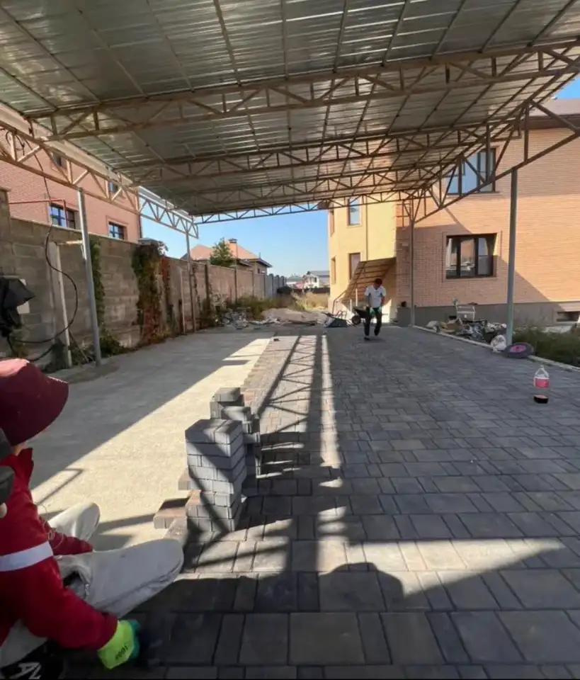 Укладка тротуарной плитки  Установка поребриков и бардюров  Преобразуем ваш двор в красоту и удобства.  Качественно и, фотография 16