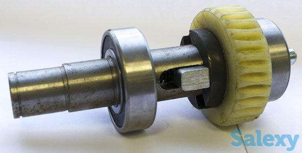 Рабочий вал двигателя с шестеренкой и подшипниками в сборе, фотография 3