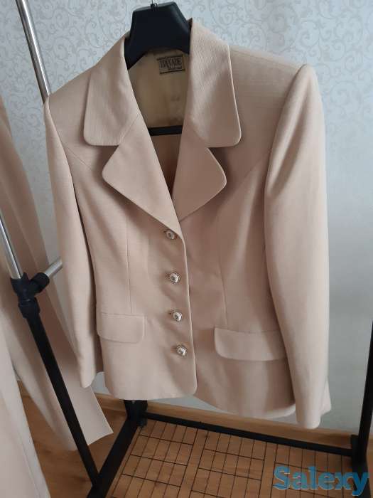 Бежевый костюм для офиса или университета, фотография 3