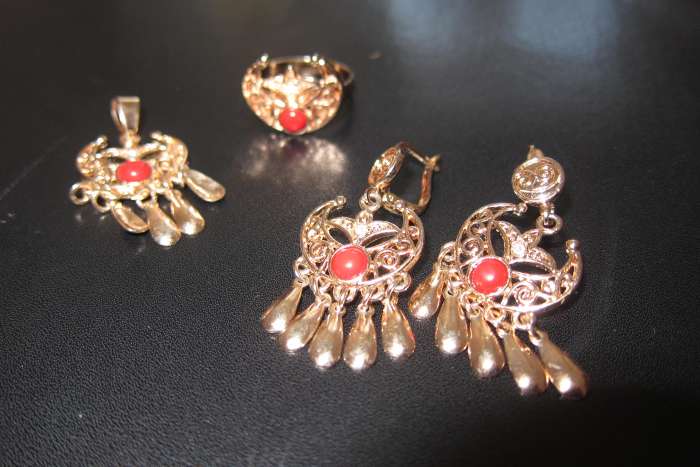 Бижуте́рия — украшения из недорогих материалов. , фотография 1