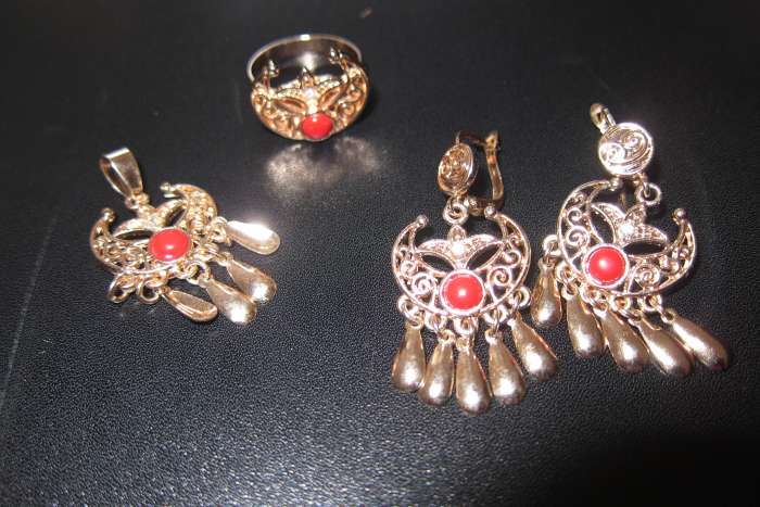 Бижуте́рия — украшения из недорогих материалов. , фотография 2