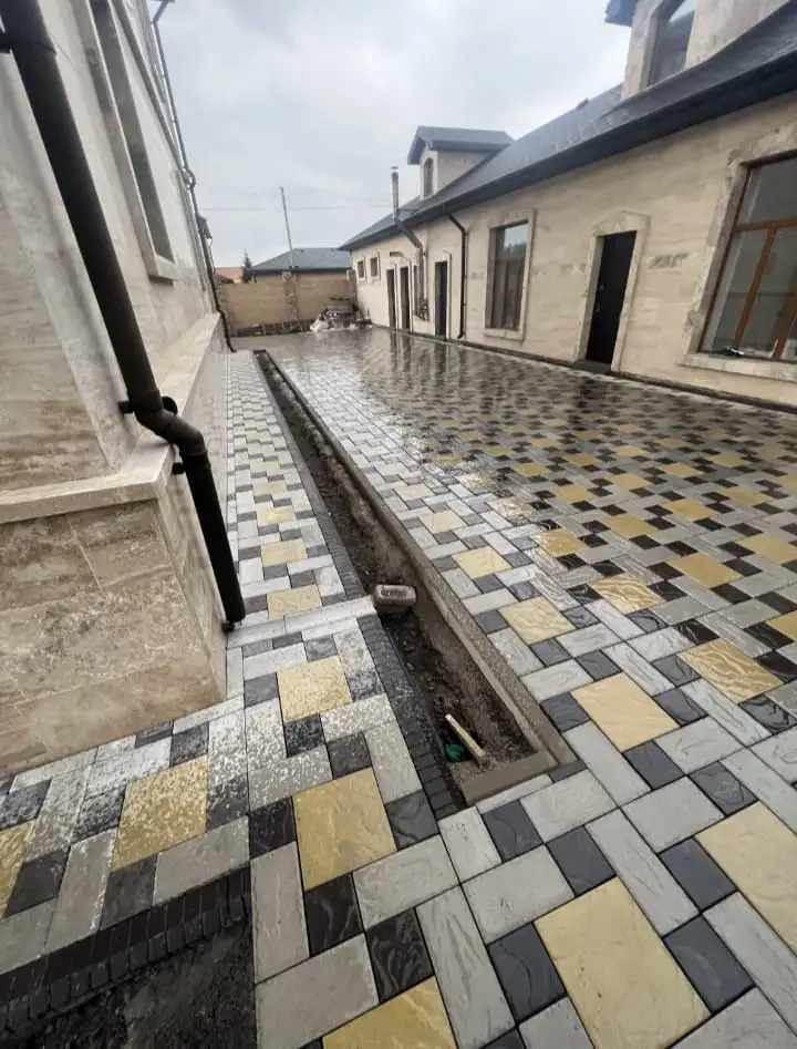 Укладка тротуарной плитки  Установка поребриков и бардюров  Преобразуем ваш двор в красоту и удобства.  Качественно и, фотография 1