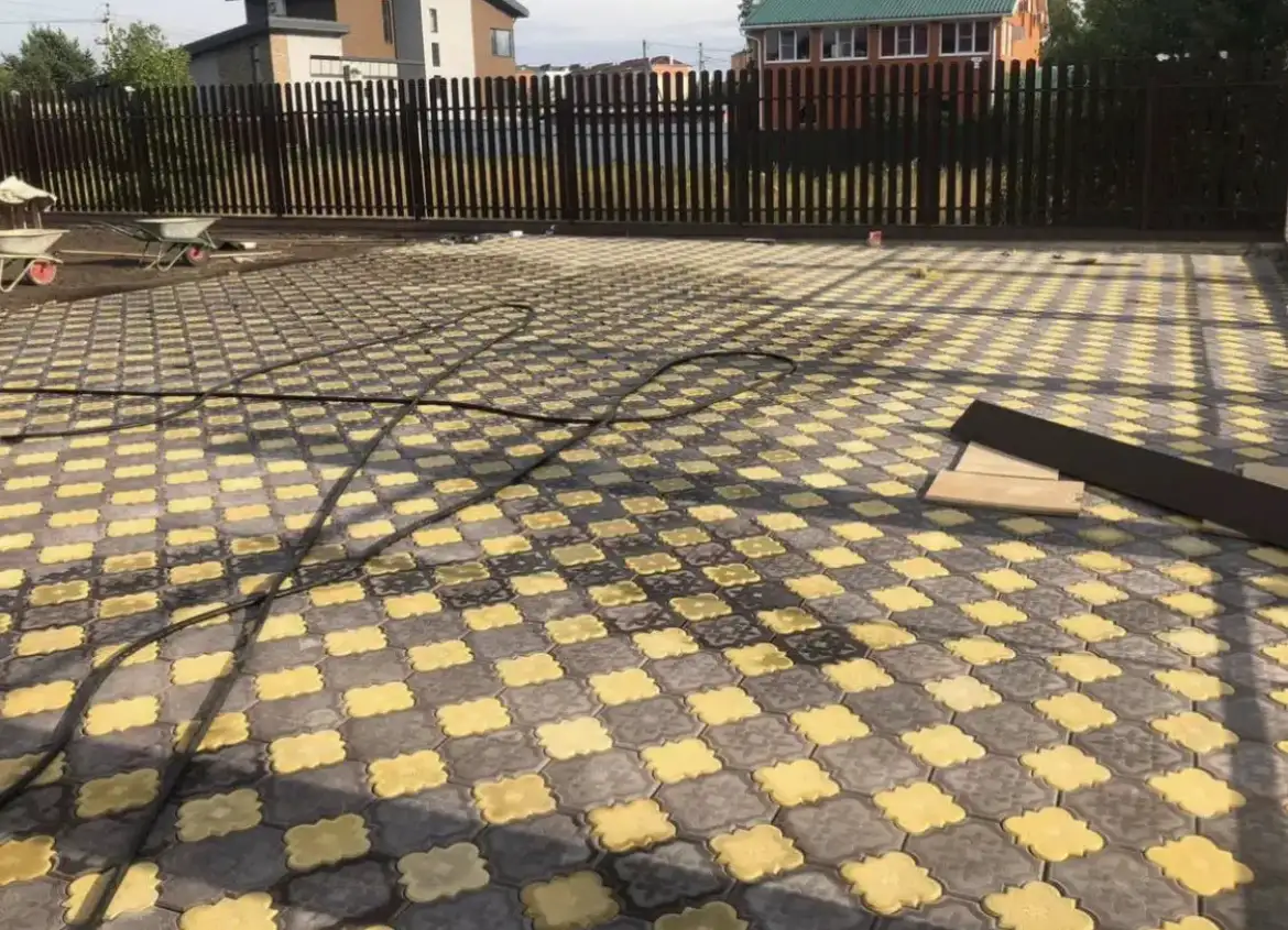 Укладка тротуарной плитки  Установка поребриков и бардюров  Преобразуем ваш двор в красоту и удобства.  Качественно и, фотография 20