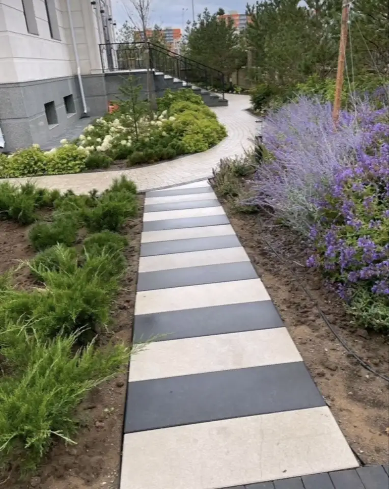 Укладка тротуарной плитки  Установка поребриков и бардюров  Преобразуем ваш двор в красоту и удобства.  Качественно и, фотография 8