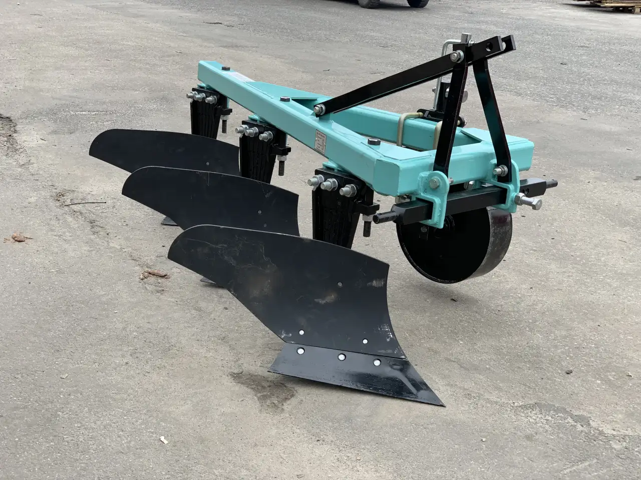 Плуг отвальный навесной ПЛНМ 3-35 на МТЗ, фотография 2