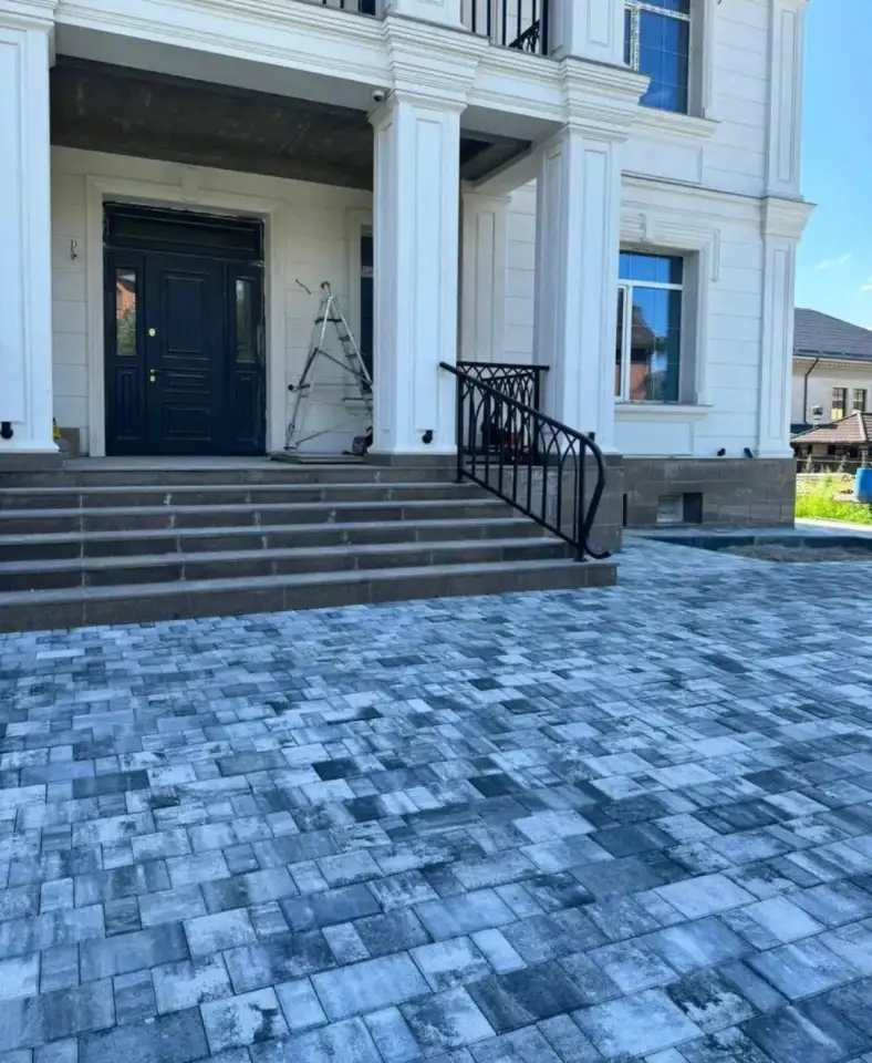 Укладка тротуарной плитки  Установка поребриков и бардюров  Преобразуем ваш двор в красоту и удобства.  Качественно и, фотография 18