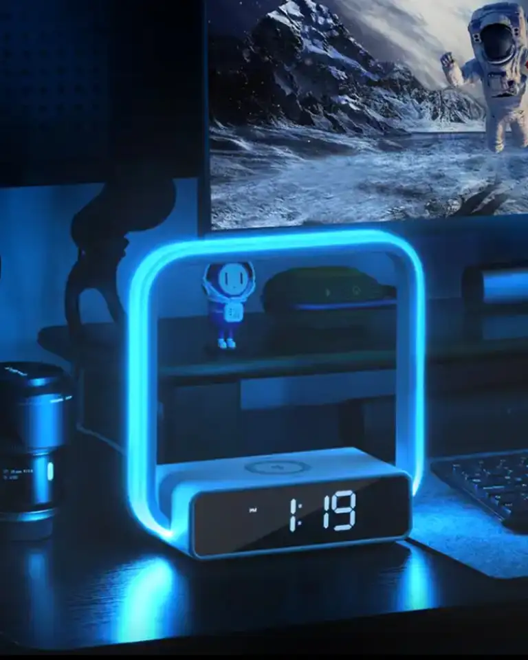 LED-светильник с RGB-подсветкой и беспроводной зарядкой, фотография 4