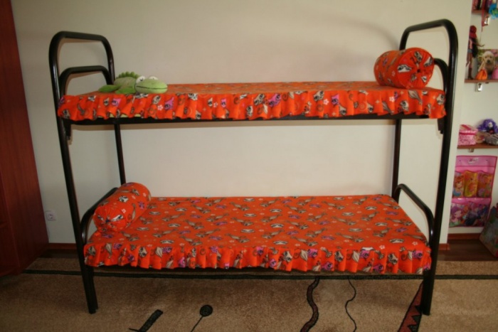 двухъярусная кровать с матрацами, фотография 1