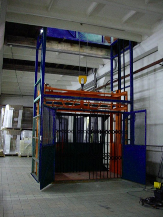 Грузовой подъемник ТИТАН шахтный для склада, фотография 1