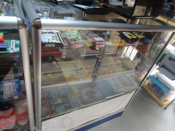 продам 2 стеклянные витрины и 3 полки, фотография 5