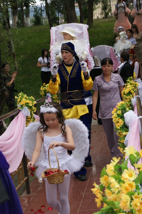 трон и сопровождение, фотография 4