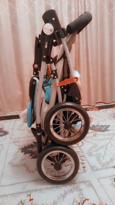 Продам детскую коляскю 