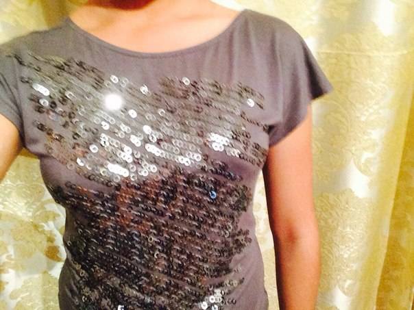 Стильная футболку от известной марки 