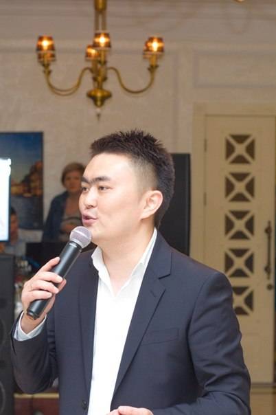 Шоумен ведущий Арман Момынов , фотография 2