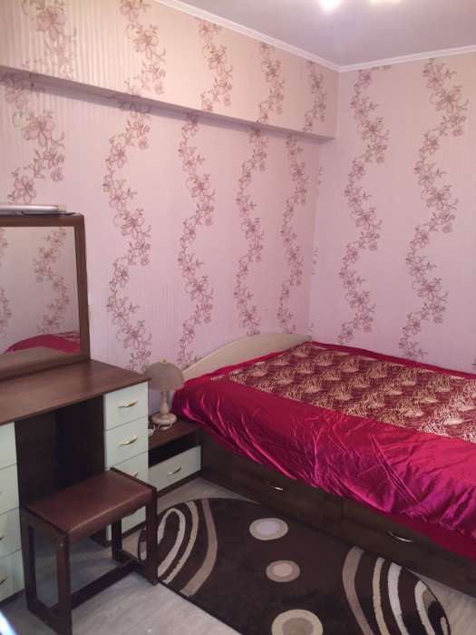 кровать и тумбочка+туалетный столик, фотография 1