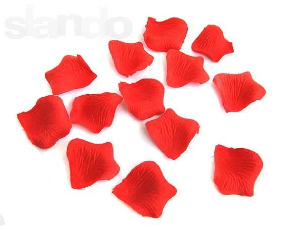 Шелковые, красные лепестки роз, фотография 2